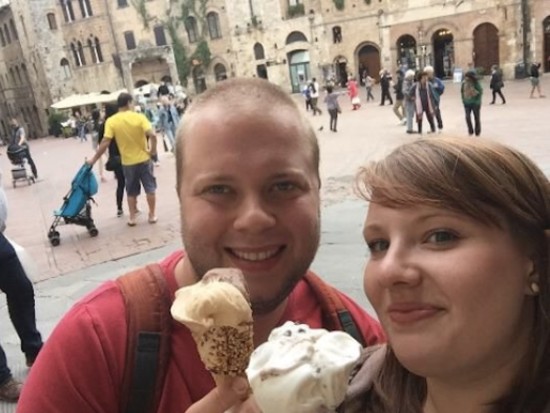 dos personas comiendo el mejor helado de madrid